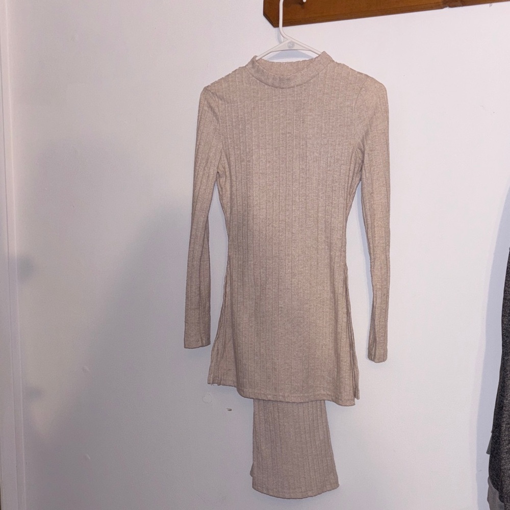 Cream Long Sleeve Sweatshirt & Pans